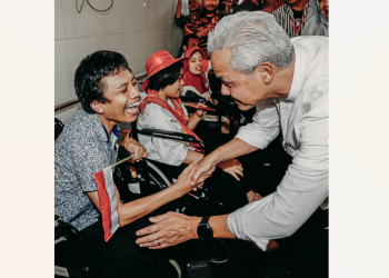 Calon presiden Ganjar Pranowo saat bertemu dengan anak-anak berkebutuhan khusus yang menyambutnya dengan gembira (sumber: Instagram @ganjar_pranowo)