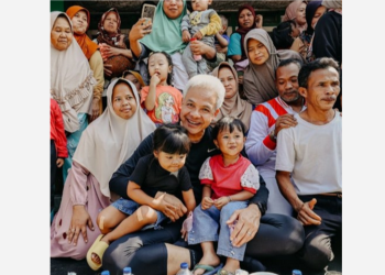 Calon presiden Ganjar Pranowo saat bertemu dengan masyarakat yang tinggal di Cianjur, Jawa Barat (sumber: Instagram @ganjar_pranowo)