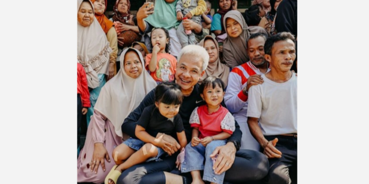Calon presiden Ganjar Pranowo saat bertemu dengan masyarakat yang tinggal di Cianjur, Jawa Barat (sumber: Instagram @ganjar_pranowo)