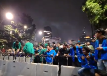 Sejumlah mahasiswa melakukan demo di depan gedung Mahkamah Konstitusi menuntut perbaikan sistem pemerintahan, Jumat (20/10/2023) (sumber: Youtube Reborn TV)