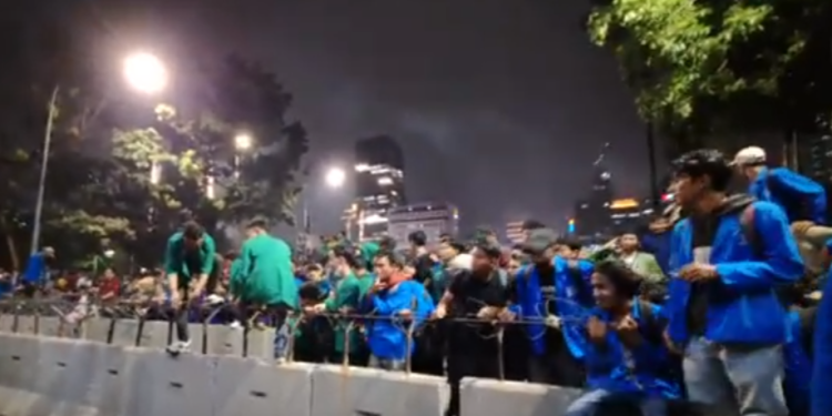 Sejumlah mahasiswa melakukan demo di depan gedung Mahkamah Konstitusi menuntut perbaikan sistem pemerintahan, Jumat (20/10/2023) (sumber: Youtube Reborn TV)