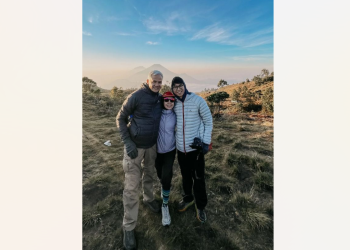 Ganjar Pranowo, Siti Atikoh, dan Zinedine Alam Ganjar saat mendaki Gunung Prau, Kabupaten Wonosobo, Jawa Tengah beberapa waktu lalu (sumber: Instagram @ganjar_pranowo)