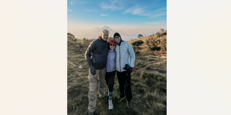 Ganjar Pranowo, Siti Atikoh, dan Zinedine Alam Ganjar saat mendaki Gunung Prau, Kabupaten Wonosobo, Jawa Tengah beberapa waktu lalu (sumber: Instagram @ganjar_pranowo)