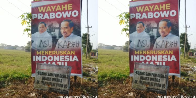 Baliho bergambar Prabowo dan Jokowi di Kecamatan Rowosari, Kabupaten Kendal terkena aksi vandalisme bertuliskan 'Asu Kabeh', Sabtu (28/10/2023)