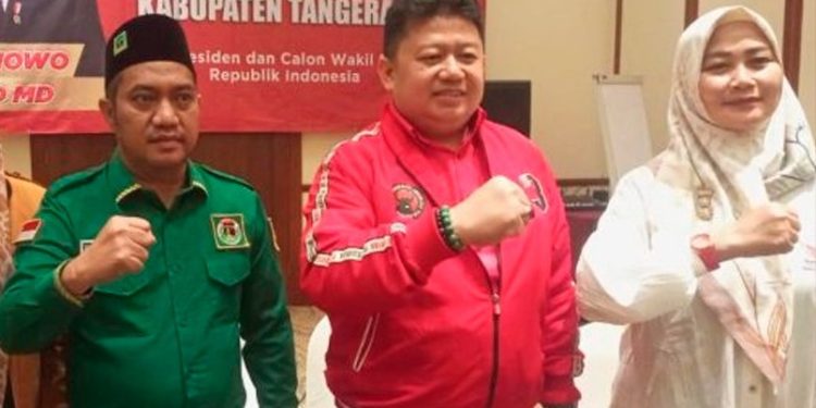 Sejumlah pimpinan partai koalisi berfoto usai pembentukan TPD Ganjar-Mahfud di Tangerang, Rabu (1/11/2023). (dok. istimewa)