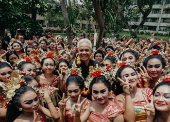 Ganjar Pranowo berfoto bersama penari di Pulau Dewata Bali, beberapa waktu lalu. (dok. Instagram @ganjar_pranowo)