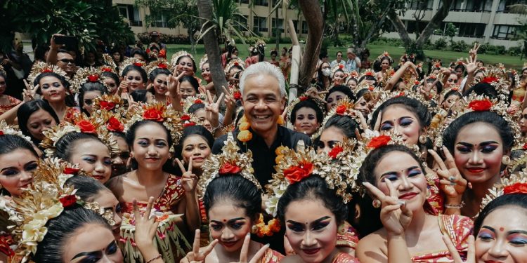 Ganjar Pranowo berfoto bersama penari di Pulau Dewata Bali, beberapa waktu lalu. (dok. Instagram @ganjar_pranowo)