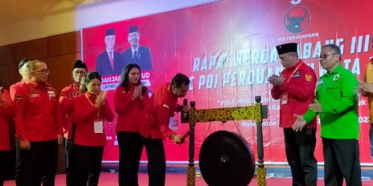 Ketua DPD PDI Perjuangan Kalimantan Barat, Lasarus, membuka Rapat Kerja Cabang III dan IV di Pontianak, beberapa waktu lalu. (Dok DPD PDI Perjuangan Kalimantan Barat)