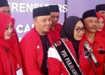 Ketua DPC PDI Perjuangan Jombang Sadarestuwati, saat mengisi rapat koordinasi dengan partai pengusung Capres dan Cawapres, Ganjar Pranowo dan Mahfud MD, di Jombang, beberapa waktu lalu. (dok PDIP Jombang)