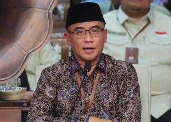 Ketua KPU RI Hasyim Asy'ari saat melakukan rapat pleno terkait undian nomor Paslon Capres dan Cawapres beberapa waktu lalu. (Dok KPU RI)