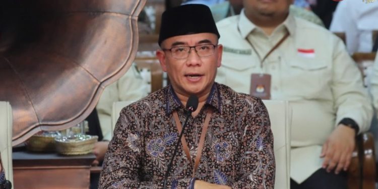 Ketua KPU RI Hasyim Asy'ari saat melakukan rapat pleno terkait undian nomor Paslon Capres dan Cawapres beberapa waktu lalu. (Dok KPU RI)