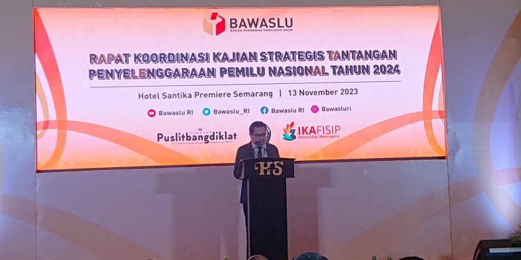Sejumlah peserta mengikuti rapat koordinasi strategi tantangan penyelenggaraan pemilu nasional 2024, yang digelar di Kota Semarang, Senin (14/11/2023).(dok. Panduga)
