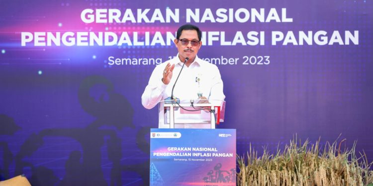 Pj Gubernur Jateng Nana Sudjana saat memimpin rapat pengendalian inflasi pangan beberapa waktu lalu. (Dok Pemprov Jateng)