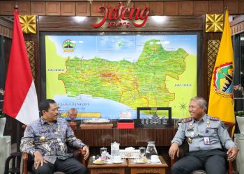 Pj Gubernur Jateng Nana Sudjana bersama Kepala Kanwil Kemenkumham Jateng, Tejo Harwanto, di Kantor Gubernur Jateng, Selasa (21/11/2023). (Dok Pemprov Jateng)