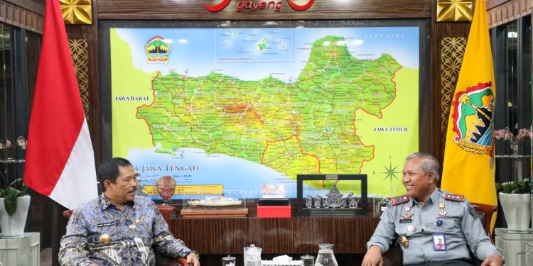 Pj Gubernur Jateng Nana Sudjana bersama Kepala Kanwil Kemenkumham Jateng, Tejo Harwanto, di Kantor Gubernur Jateng, Selasa (21/11/2023). (Dok Pemprov Jateng)