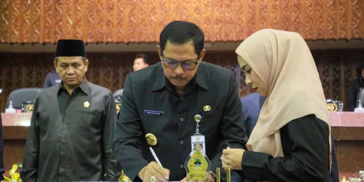 Pj Gubernur Jateng Nana Sudjana saat melakukan penandatanganan KUA PPAS APBD 2024, di Gedung DPRD Provinsi Jateng, beberapa waktu lalu. (dok. Istimewa)