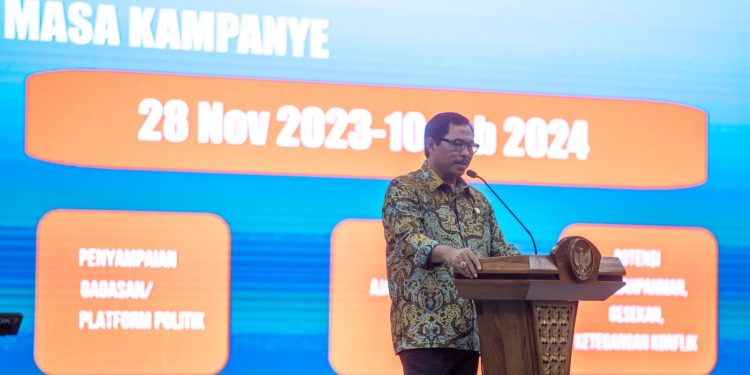 Pj Gubernur Jateng Nana Sudjana saat mengikuti deklarasi pemilu damai di Kota Semarang, Minggu (26/11/2023). (dok. Panduga)