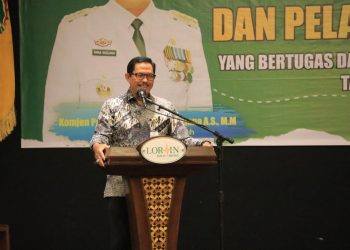 Pj Gubernur Jateng Nana Sudjana saat memimpin apel Satlinmas. (Dok Pemprov Jateng)