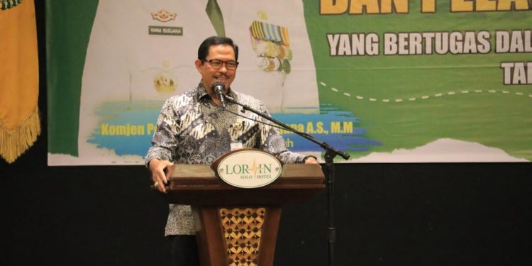 Pj Gubernur Jateng Nana Sudjana saat memimpin apel Satlinmas. (Dok Pemprov Jateng)