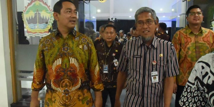 Sekda Provinsi Jateng Sumarno bersama Kepala Lembaga Kebijakan Pengadaan Barang/Jasa Pemerintah (LKPP) Hendrar Prihadi, Selasa (28/11/2023). (dok. Panduga)