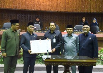 Pj Gubernur Jateng Nana Sudjana bersama DPRD Provinsi Jateng usai menandatangani pengesahan APBD Provinsi Jateng, di Gedung DPRD Provinsi Jateng, Rabu (29/11/2023). (dok. Panduga)