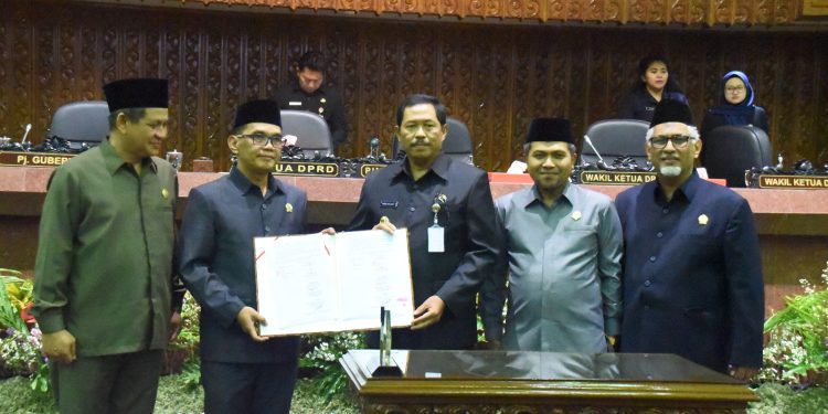 Pj Gubernur Jateng Nana Sudjana bersama DPRD Provinsi Jateng usai menandatangani pengesahan APBD Provinsi Jateng, di Gedung DPRD Provinsi Jateng, Rabu (29/11/2023). (dok. Panduga)