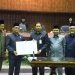 Pj Gubernur Jateng Nana Sudjana bersama DPRD Provinsi Jateng usai menandatangani pengesahan APBD Provinsi Jateng, di Gedung DPRD Provinsi Jateng, Rabu (29/11/2023). (dok. Panduga)