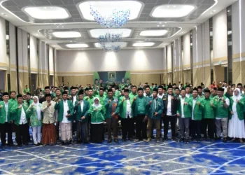 Mahfud MD berfoto bersama kader PPP se Jatim beberapa waktu lalu. (Dok PPP Jatim)