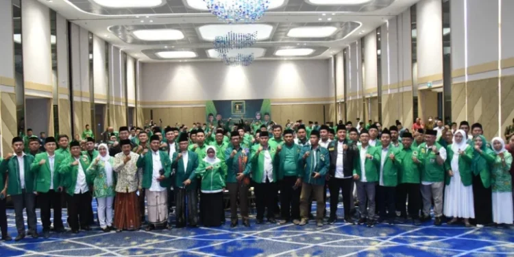 Mahfud MD berfoto bersama kader PPP se Jatim beberapa waktu lalu. (Dok PPP Jatim)
