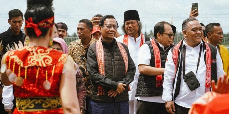 Mahfud MD saat berkunjung ke Kalbar, beberapa waktu lalu. (dok. Istimewa)