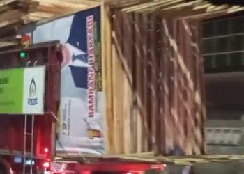 Viral di media sosial Twitter sebuah truk berlogo Pertamina membawa baliho capres tertentu (dok. Twitter @henrysubiakto)