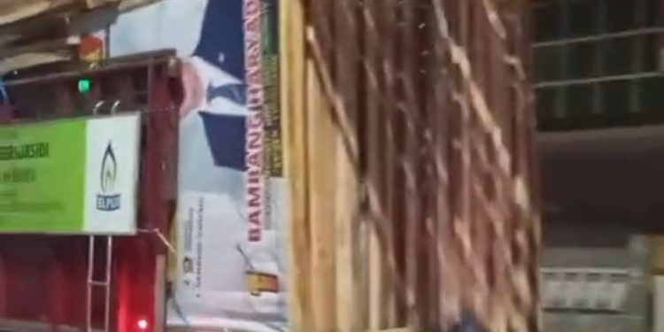 Viral di media sosial Twitter sebuah truk berlogo Pertamina membawa baliho capres tertentu (dok. Twitter @henrysubiakto)