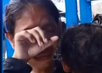 Tangkapan layar video seorang ibu menangis karena diceraikan suami lantaran ayam peliharaan mati.