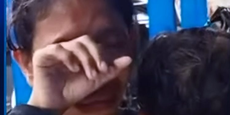 Tangkapan layar video seorang ibu menangis karena diceraikan suami lantaran ayam peliharaan mati.