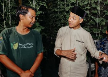 Capres Ganjar Pranowo saat bertemu dengan pemuda asal Purbalingga beberapa waktu lalu yang memanfaatkan teknologi digital untuk pertanian (sumber: Instagram @ganjar_pranowo)