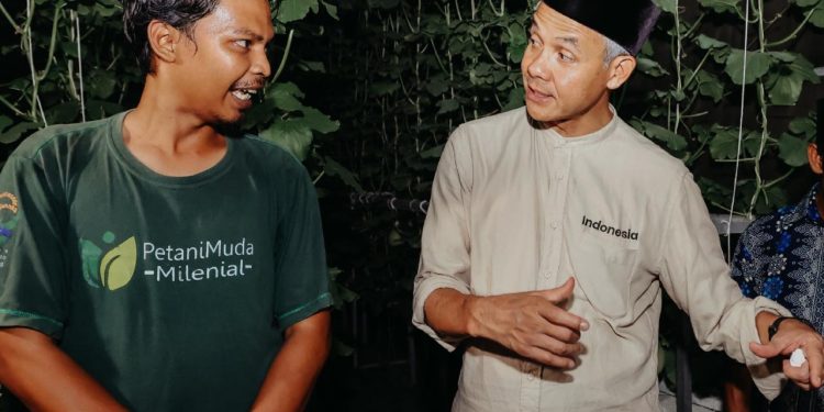 Capres Ganjar Pranowo saat bertemu dengan pemuda asal Purbalingga beberapa waktu lalu yang memanfaatkan teknologi digital untuk pertanian (sumber: Instagram @ganjar_pranowo)