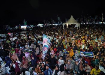 Ribuan peserta mengikuti pengajian yang digelar di Boyolali Jateng, Sabtu (11/11) malam, untuk mendoakan Ganjar-Mahfud menang dalam Pilpres. (Dok Relawan Ganjar)