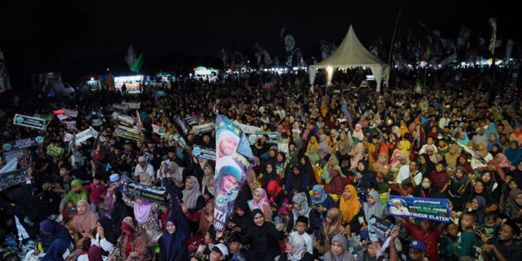 Ribuan peserta mengikuti pengajian yang digelar di Boyolali Jateng, Sabtu (11/11) malam, untuk mendoakan Ganjar-Mahfud menang dalam Pilpres. (Dok Relawan Ganjar)