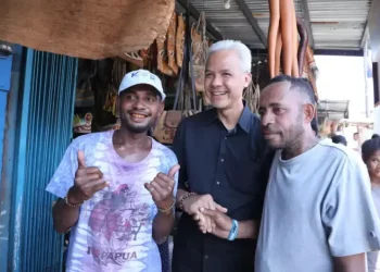 Ganjar Pranowo saat berkunjung ke Pasar Hamadi Jayapura, Rabu (22/11/2023). (Dok Relawan Ganjar)