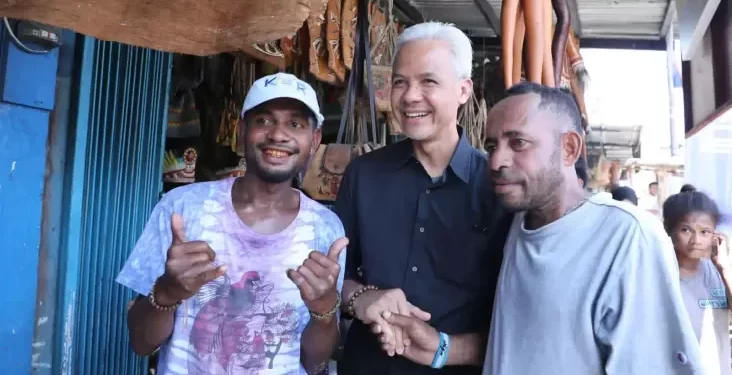Ganjar Pranowo saat berkunjung ke Pasar Hamadi Jayapura, Rabu (22/11/2023). (Dok Relawan Ganjar)
