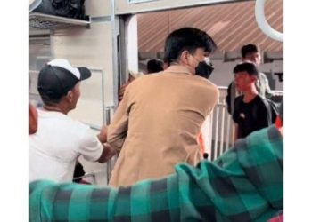 Tangkapan layar video balita terjepit pintu KRL. (dok. Tiktok @razilla_477)