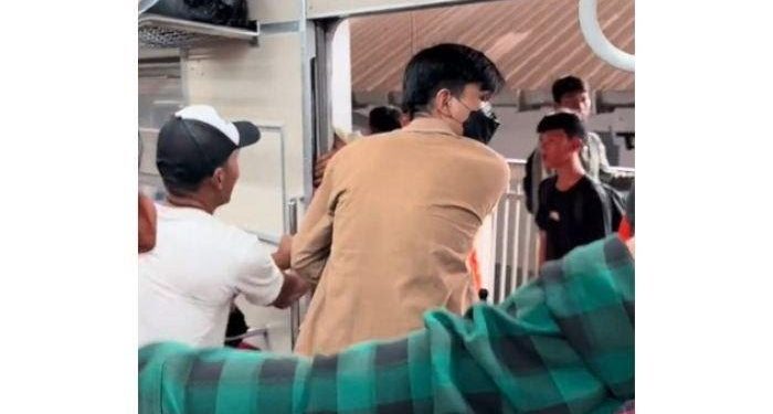 Tangkapan layar video balita terjepit pintu KRL. (dok. Tiktok @razilla_477)