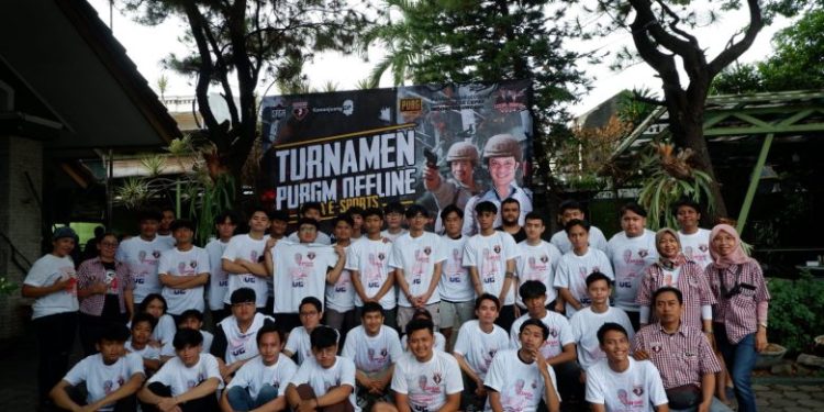 Sejumlah peserta Turnamen PUBG Mobile Ganjar Pranowo berfoto bersama. (Dok Relawan Ganjar)