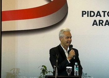 Budi Susanto Attachments12:11 (5 hours ago) to me Ganjar Pranowo Mendorong Politik Luar Negeri Untuk Bebas Aktif Agar Tidak Bergantung Kepada Satu Negara Saja PANDUGA.ID, JAKARTA - Calon presiden (capres), Ganjar Pranowo mengatakan Indonesia semestinya harus kembali kepada politik luar negeri yang bebas dan aktif. Hal ini disampaikan Ganjar saat berpidato dalam acara ‘Arah dan Strategi Politik Luar Negeri’ di Auditorium Centre for strategic and international Studies (CSIS), Gambir, Jakarta, Rabu (8/11/2023). “Apakah kita condong pada satu negara? Saya kira kita mesti kembali kepada politik luar negeri yang bebas aktif itu,” kata Ganjar. Ganjar menyebut Indonesia harus bebas dan bisa menentukan dengan siapa untuk bekerja sama. “Maka kita tidak boleh bergantung pada satu negara, tidak bisa,” ujar mantan Gubernur Jawa Tengah ini. “Apakah kita condong pada satu negara? Saya kira kita mesti kembali kepada politik luar negeri yang bebas aktif itu,” kata Ganjar di lokasi. Ganjar menyebut Indonesia harus bebas dan bisa menentukan dengan siapa untuk bekerja sama. “Maka kita tidak boleh bergantung pada satu negara, tidak bisa,” ujar mantan Gubernur Jawa Tengah ini. Menurut Ganjar, Indonesia memiliki sahabat negara yang cukup banyak, sehingga bisa bekerja sama dengan siapa pun. “Ada juga yang bertanya persis seperti ini kepada saya, ‘Pak Ganjar kalau Pak Ganjar jadi presiden akan bekerja sama dengan Tiongkok saja?’ Tentu tidak,” ucapnya. Dia menyebut Indonesia harus bisa mengajak Amerika dan Tiongkok untuk bekerja sama meski kedua negara tersebut sedang perang ekonomi. “Pada saat itu ada keuntungan yang sebenarnya bisa kita ambil karena beberapa produk saling tidak dibeli. Kenapa kita tidak supply kemudian, bahkan bisa kedua negara tersebut,” tutur Ganjar. Caption Ganjar Pranowo saat berpidato dalam acara ‘Arah dan Strategi Politik Luar Negeri’ di Auditorium Centre for strategic and international Studies (CSIS), Gambir, Jakarta, Rabu (8/11/2023). (Dok Tim Ganjar)