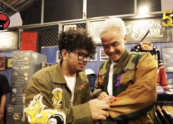 Ganjar Pranowo saat mencoba beberapa produk fashion lokat saat berada di event Urban Sneaker Society (USS) 2023, Sabtu (4/11/2023). (dok. PDIP)