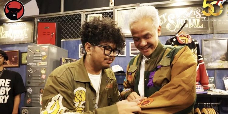 Ganjar Pranowo saat mencoba beberapa produk fashion lokat saat berada di event Urban Sneaker Society (USS) 2023, Sabtu (4/11/2023). (dok. PDIP)