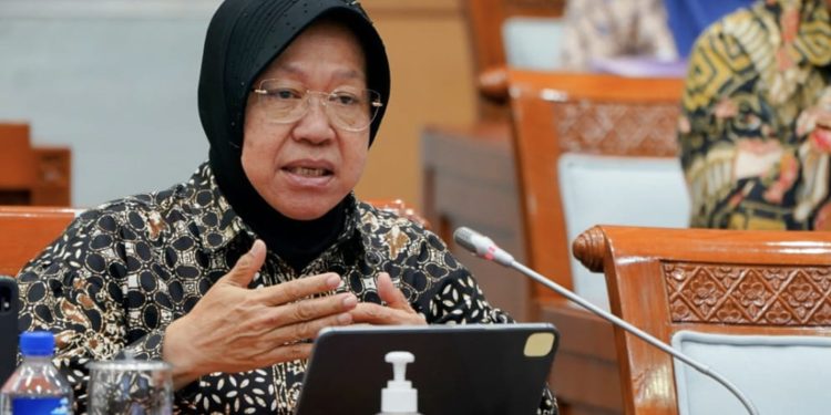 Menteri Sosial Tri Rismaharini memberikan bantuan kepada korban gagal ginjal akut akibat obat sirup anak (Dok PDIP)