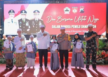 Pj Gunernur Jateng Nana Sudjana berfoto bersama Kapolda Jateng dalam acara Doa Bersama untuk Negeri Dalam Rangka Pemilu Damai 2024 di halaman Mapolda Jateng, Rabu (8/11/2023) malam.