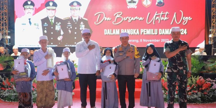 Pj Gunernur Jateng Nana Sudjana berfoto bersama Kapolda Jateng dalam acara Doa Bersama untuk Negeri Dalam Rangka Pemilu Damai 2024 di halaman Mapolda Jateng, Rabu (8/11/2023) malam.