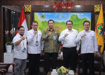 Pj Gubernur Jateng Nana Sudjana berfoto bersama jajaran BPS Jateng di Kantor Gubernur Jateng, Kamis (8/11/2023).
